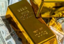 ارتفاع الذهب مدفوعًا بتراجع الدولار في الأسواق العالمية