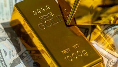 ارتفاع الذهب مدفوعًا بتراجع الدولار في الأسواق العالمية