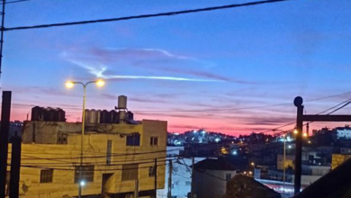 الكشف عن سبب ظهور الخطوط البيضاء في سماء فلسطين فجر اليوم