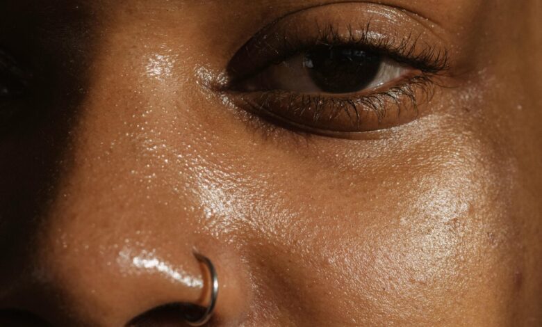 كيف تتخلص من لمعان البشرة الدهنية بطريقة صحية