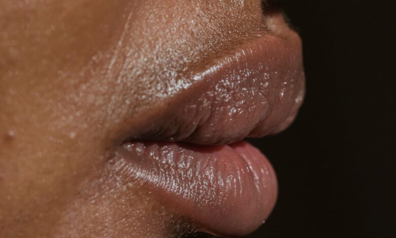 هل غسل الوجه كثيرًا يساعد في علاج البشرة الدهنية