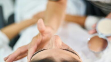 كيف تعتني ببشرتك يوميًا؟ خطوات أساسية يجب أن تعرفها