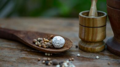 تخفيف آلام المعدة بدون أدوية دليلك الكامل إلى العلاج بالأعشاب