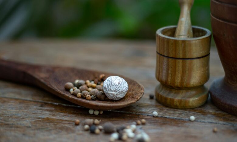 تخفيف آلام المعدة بدون أدوية دليلك الكامل إلى العلاج بالأعشاب