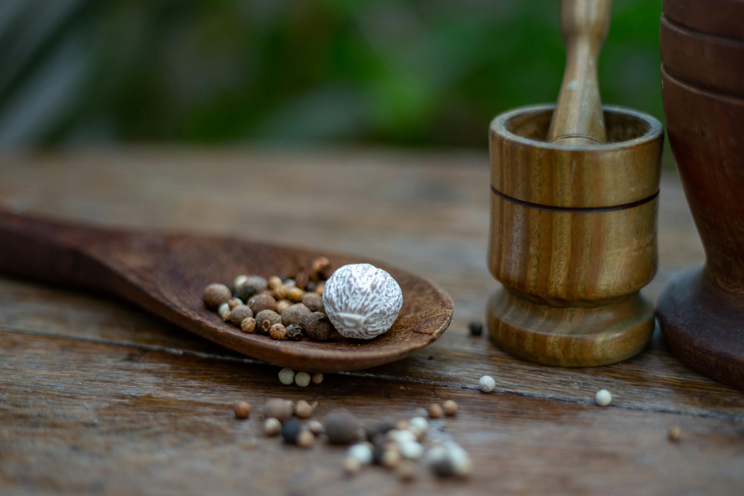 تخفيف آلام المعدة بدون أدوية دليلك الكامل إلى العلاج بالأعشاب