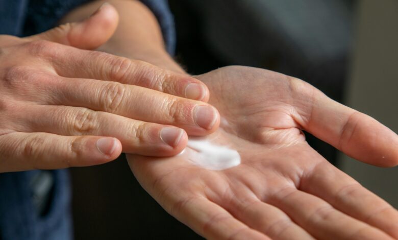 كيف تختار منتجات العناية المناسبة للبشرة الحساسة