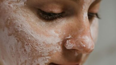 الفرق بين العناية بالبشرة اليومية والعلاجية