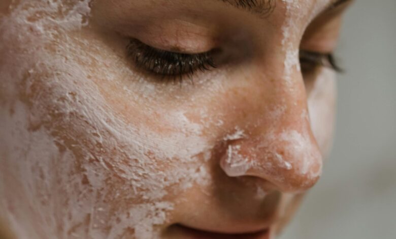 الفرق بين العناية بالبشرة اليومية والعلاجية