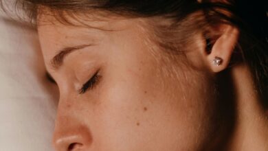 روتين ليلي فعّال لإعادة تجديد البشرة أثناء النوم