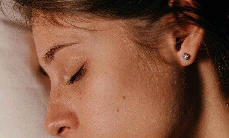 روتين ليلي فعّال لإعادة تجديد البشرة أثناء النوم