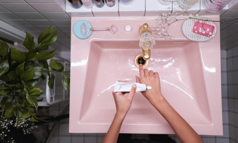 روتين بسيط للعناية بالبشرة الحساسة دون إحداث تهيج