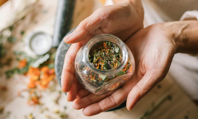 عسر الهضم أسبابه وعلاجه الطبيعي بالأعشاب المنزلية